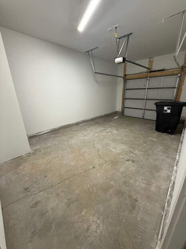 Building Photo - FIRST MONTH RENT IS ON US!! Three Bedroom ...
