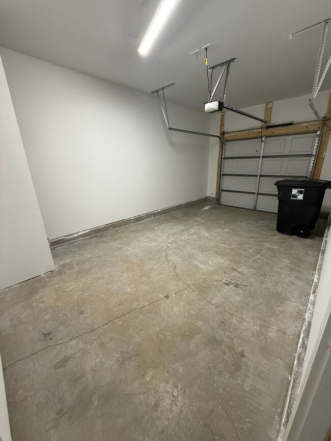 Building Photo - Three Bedroom Townhome Close to Columbia S...