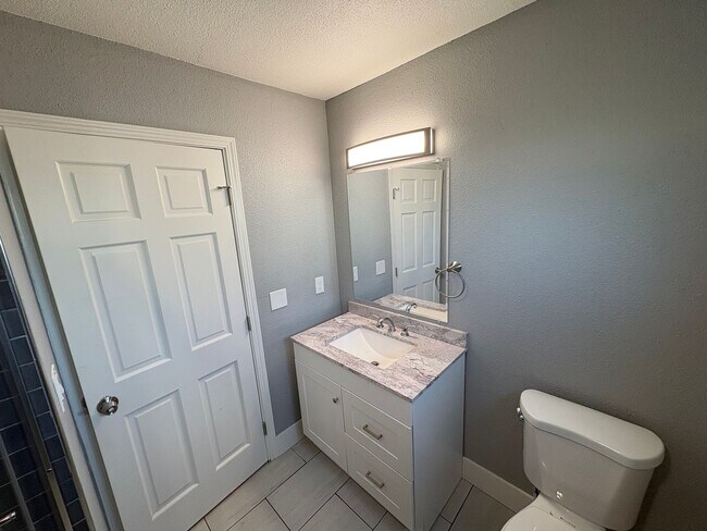 Building Photo - Solar equipped Lemoore home Available Now!