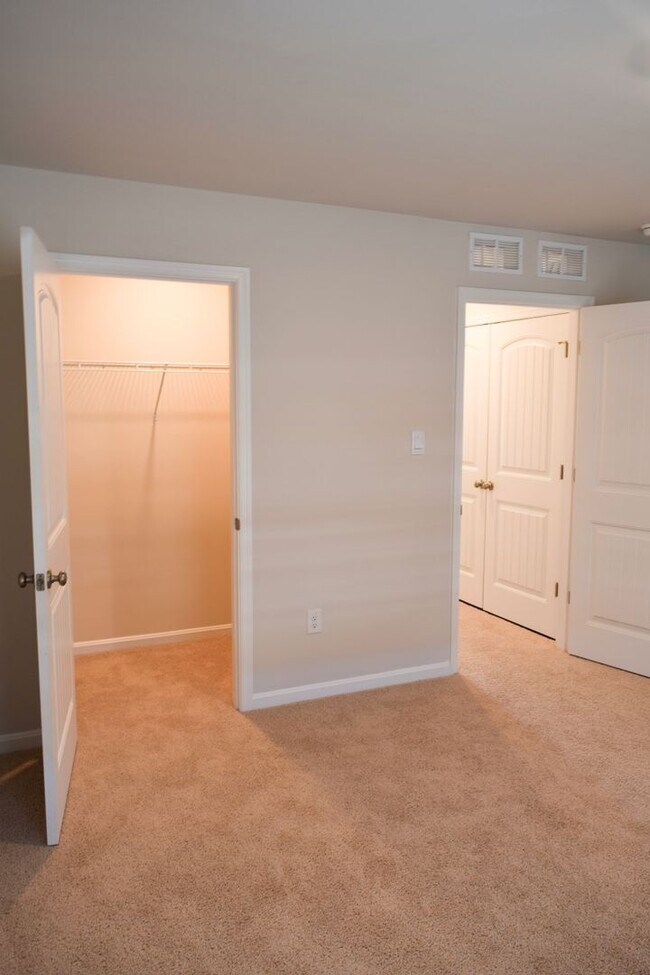 Building Photo - Stunning NEW Townhouse in Heritage Trace!