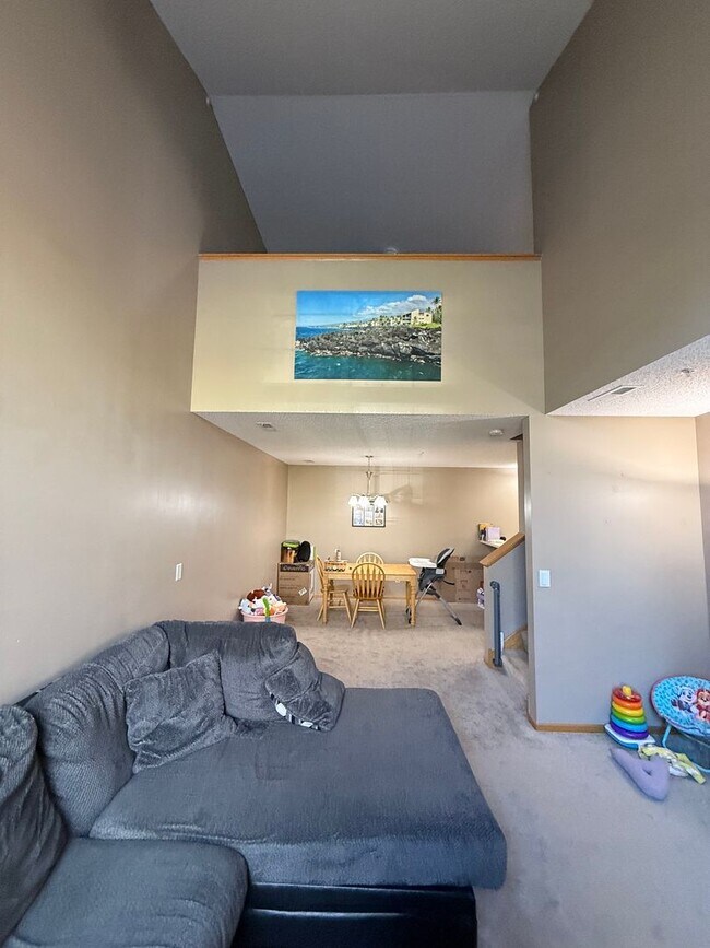 Building Photo - Beautiful 2 Bed, 2 Bath Townhome for Rent ...