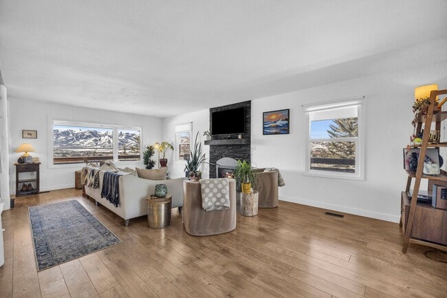 Building Photo - SILVER CREEK HORSE PROPERTY