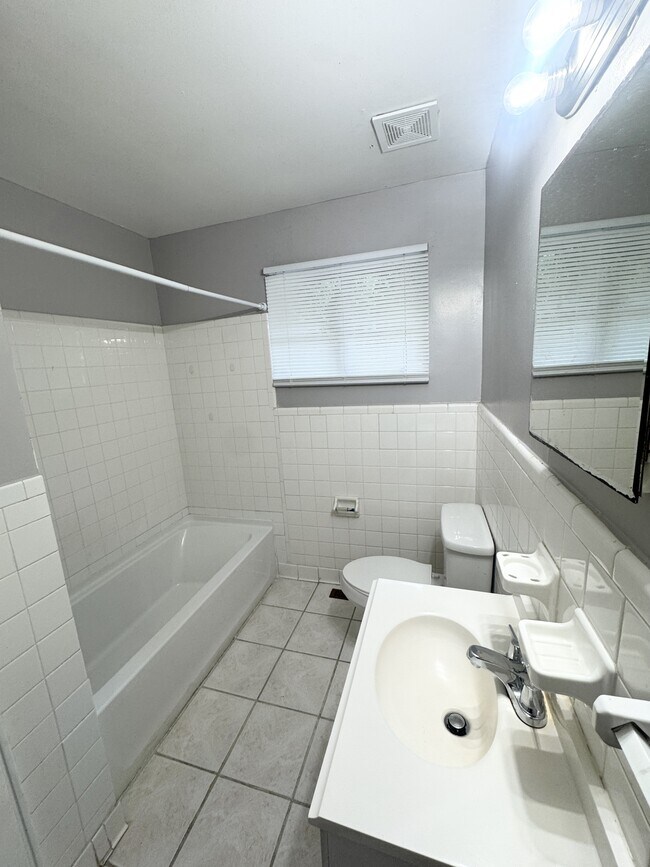 Building Photo - 1523 Canterbury Rd