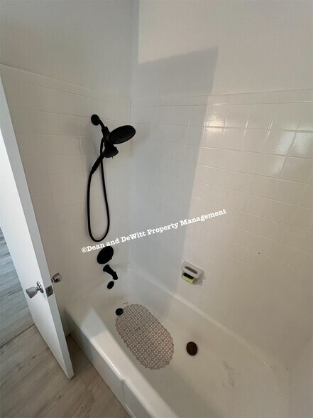 Building Photo - 1 Bed/1 Bath - Unit 7