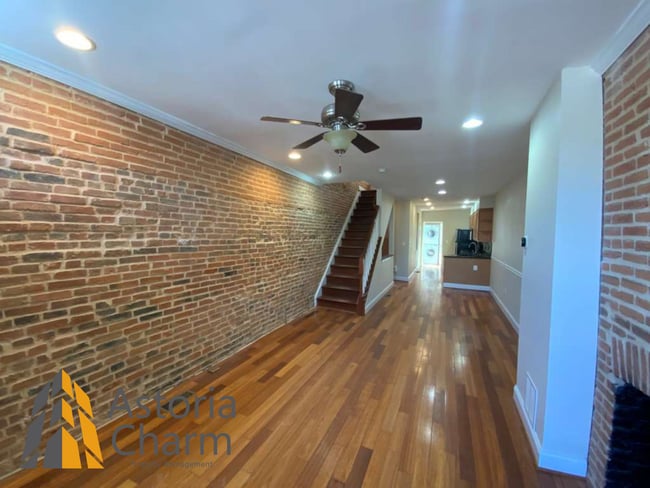 Building Photo - Stylish 2 Bedroom with Spa Bath, Hardwood Floors and Parking