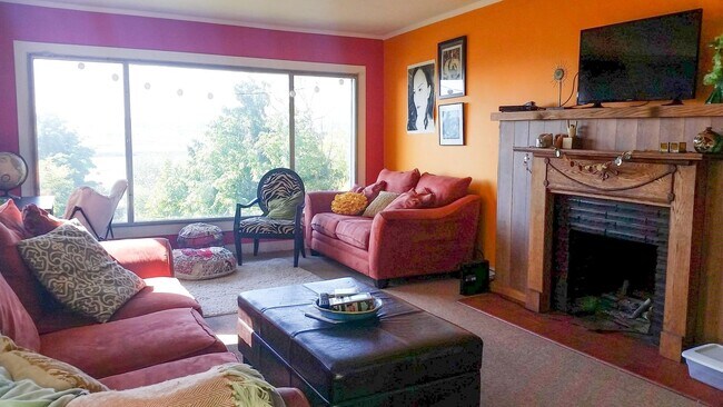 Building Photo - 2 & 4 Bedroom Apartments with Classic Char...