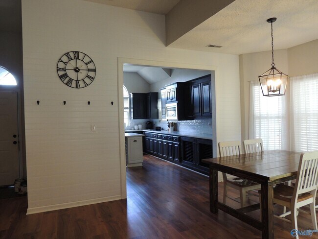 Building Photo - 104 Kestrel Ct SW