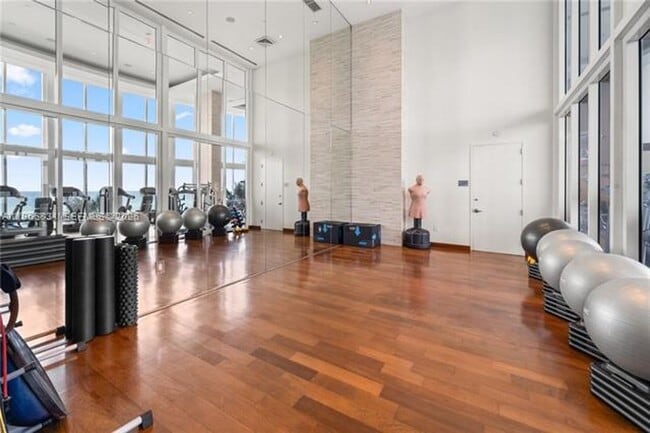 Building Photo - 16001 Collins Ave