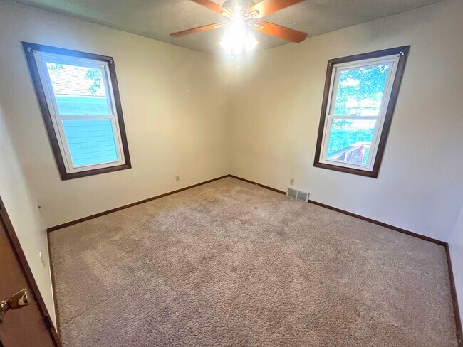 Building Photo - Adorable Brick Raised Ranch