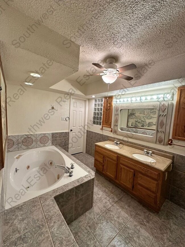 Building Photo - Spacious 3 bedroom, 2 bathroom home