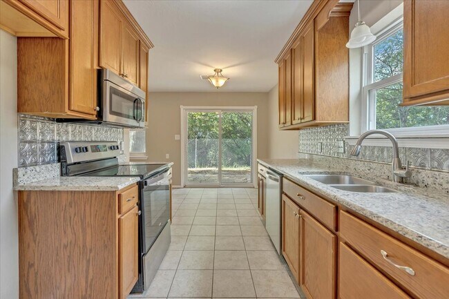 Building Photo - 1611 Briarcliff Ct