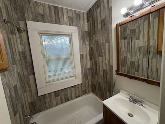 Building Photo - Charming 3-Bedroom House!