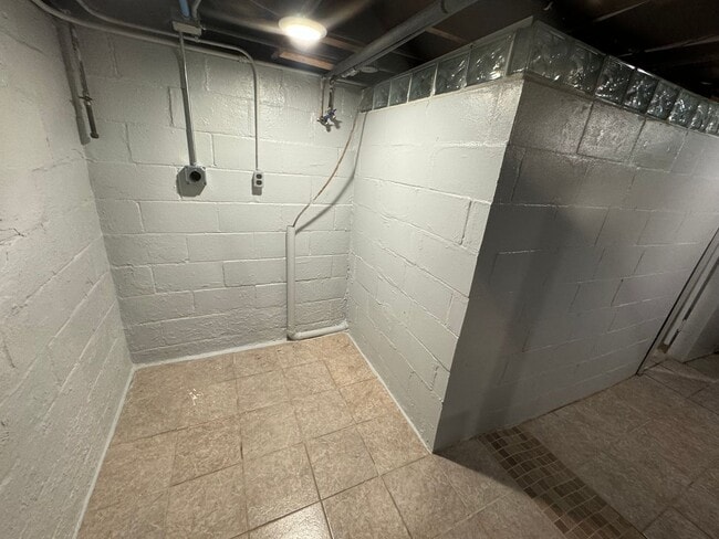 Building Photo - 3 bedroom, 2 bath House with 2 car detached garage