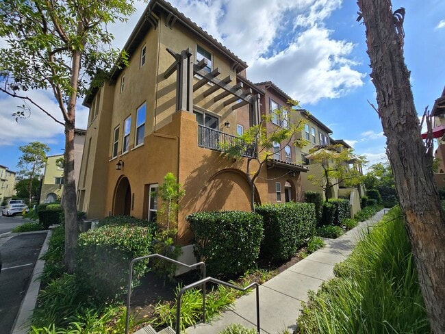 Building Photo - Luxury Tri-Level Townhome – Terraces at Es...