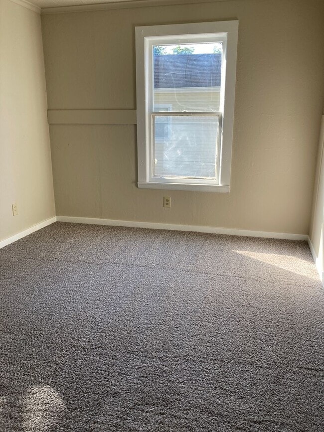 Building Photo - Updated 2 bedroom 1 bathroom home