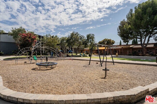 Building Photo - 6249 Green Valley Cir