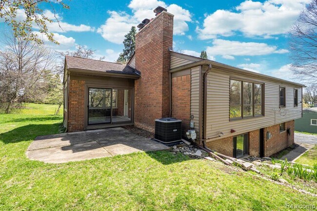 Building Photo - 2700 Colonial Way
