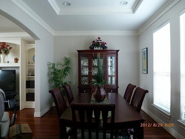 Building Photo - 5626 Dolores St