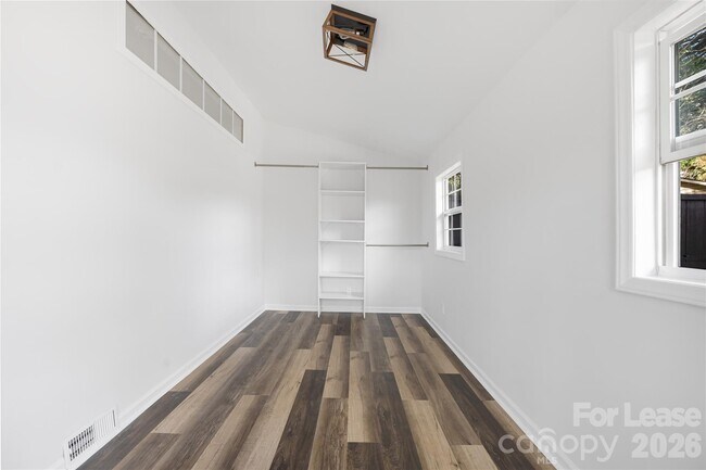 Building Photo - 203 Ewing Dr