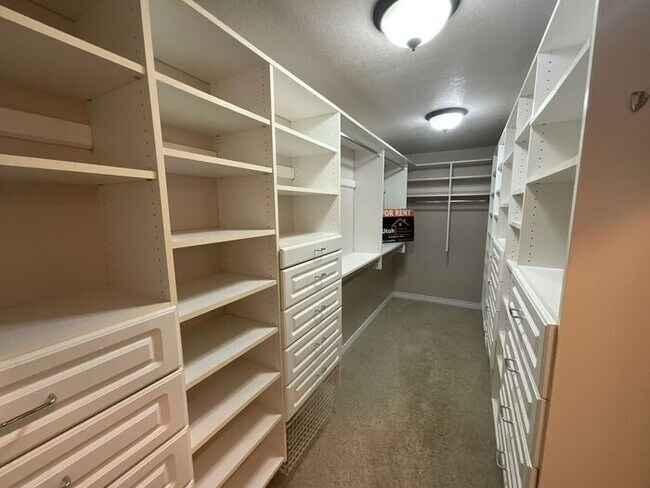 Building Photo - 3 bdrm 3 bath Home 2 car Garage 1.8 Acres Horse property. All Utilities included.