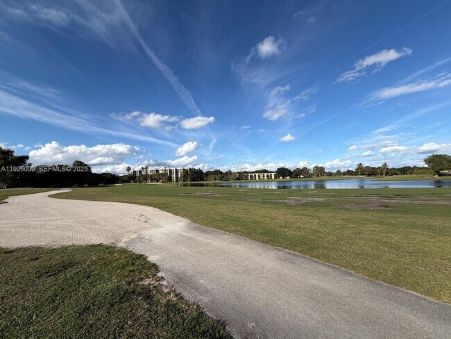 Building Photo - 16233 Laurel Dr