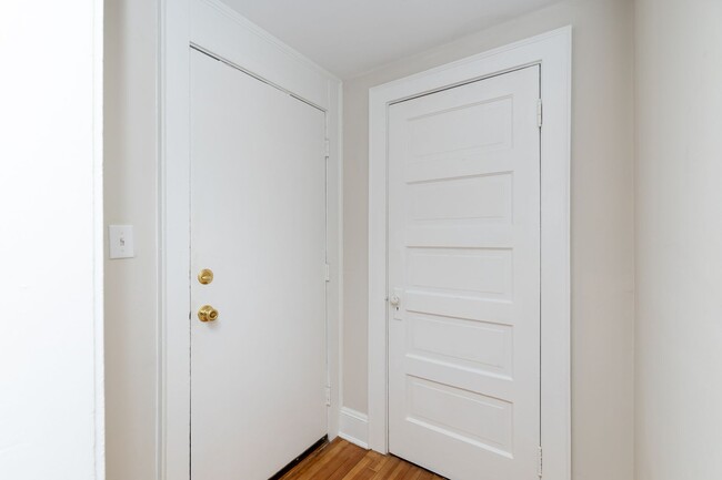 Building Photo - True Ghent Beauty 2/1 Move in Now