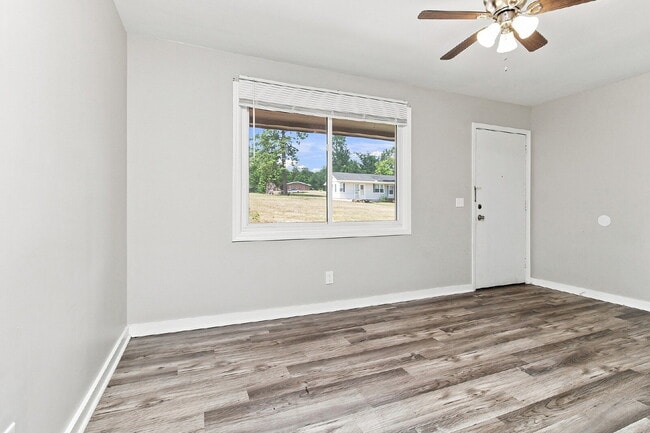 Building Photo - 400 Richcreek Rd