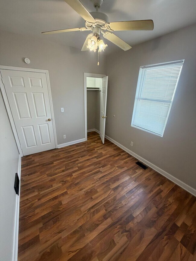 Building Photo - For rent - Spacious 3 Bed / 2 Bath Home