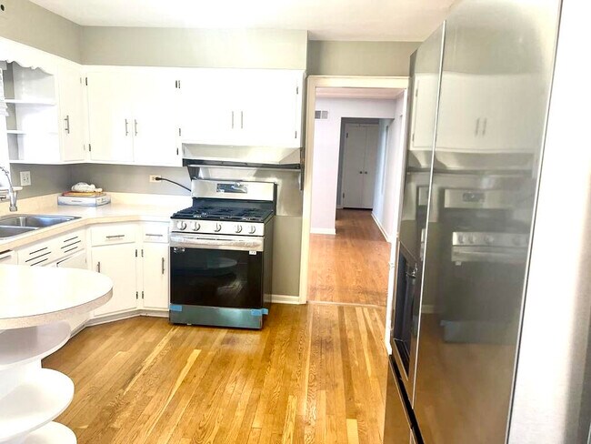 Building Photo - 6537 N Knox Ave