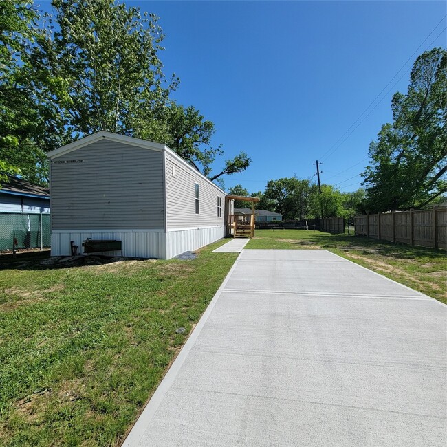 Building Photo - 2602 Castledale Dr