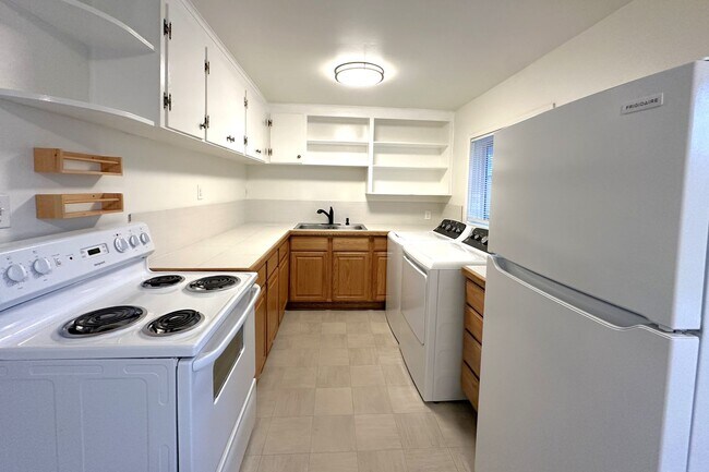 Building Photo - Great house in prime location now available, wont last long!