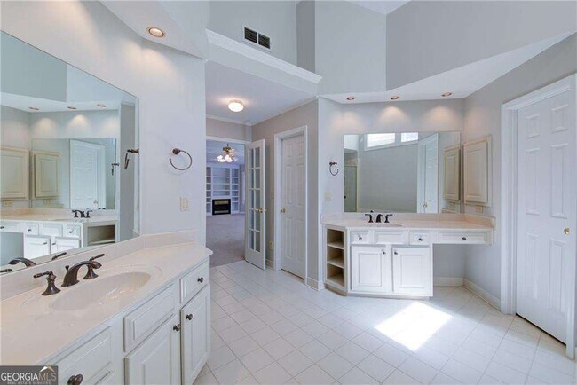 Building Photo - 2020 Ridge Gate Dr