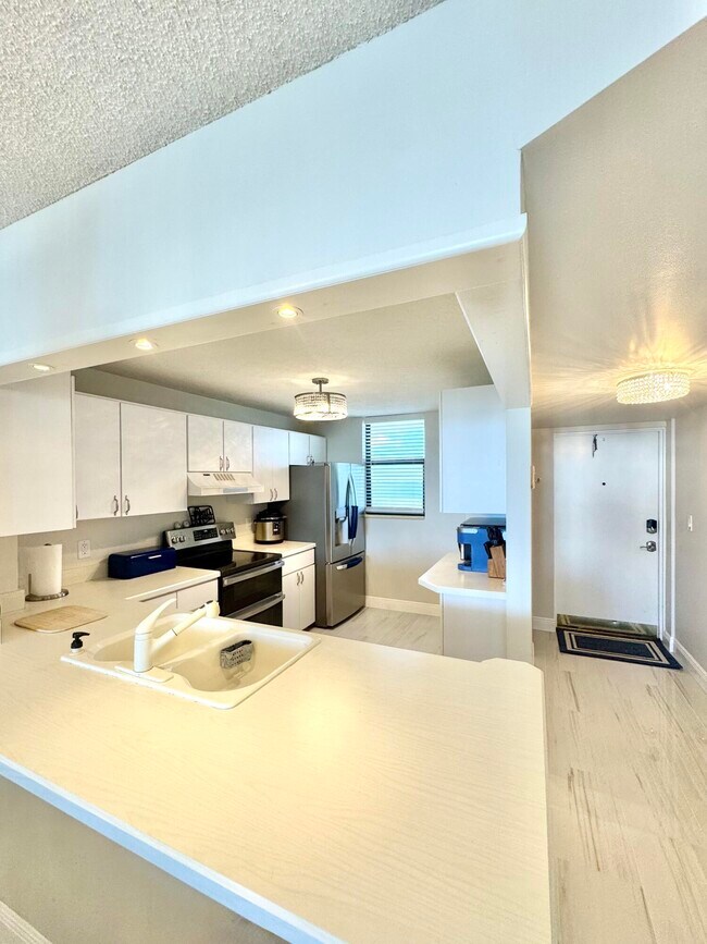 Building Photo - 9940 S Ocean Dr