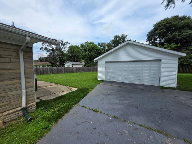 Building Photo - 3BR/2BA/2CarGarage Only A Few Minutes From Everything! Ask About Our Move-In Special!