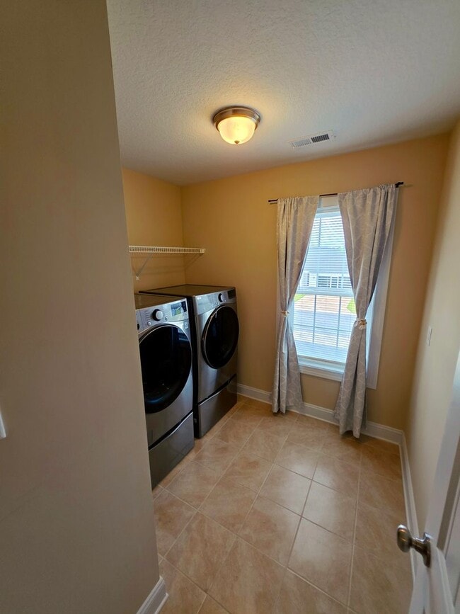 Building Photo - 4 BD in Stateside