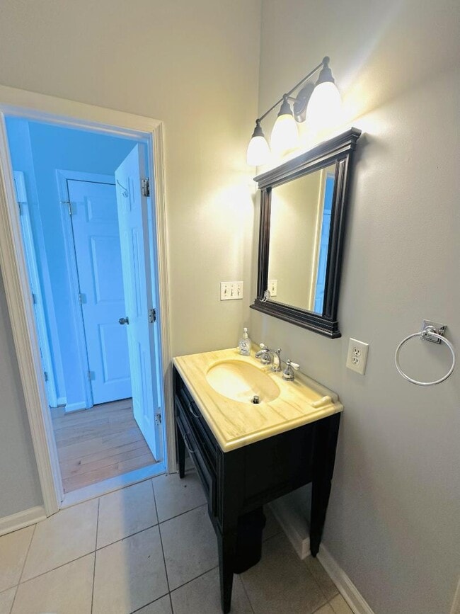 Building Photo - 2517 Foster Ave