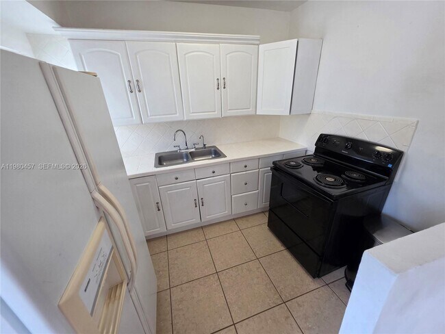 Building Photo - 7501 Byron Ave