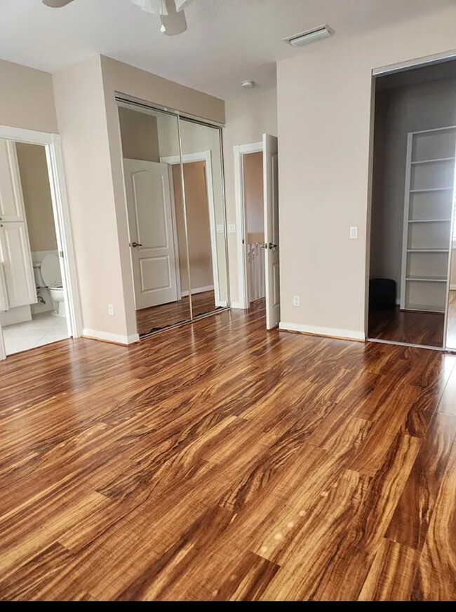 Master bedroom - 5417 Cove Cir