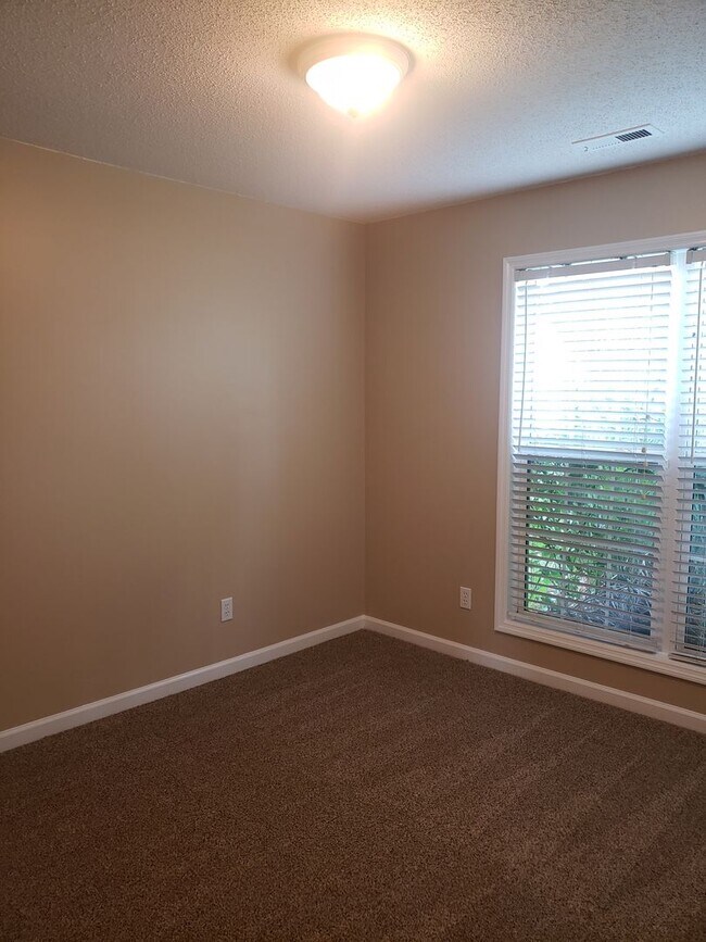 Building Photo - Rent Ready in New Market
