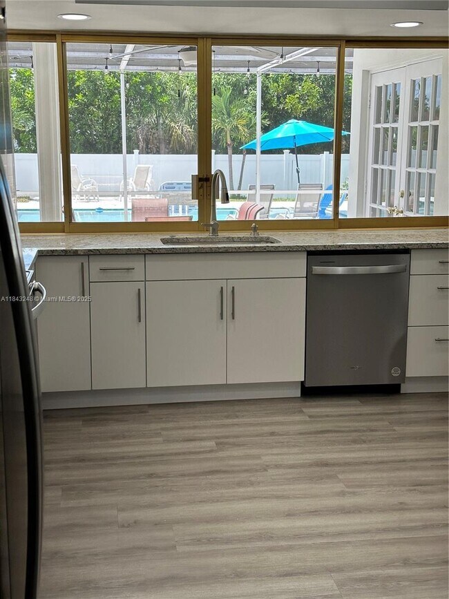 Building Photo - 3 bedroom in Hollywood FL 33021