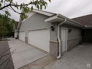 Building Photo - One Level 2 bed Town Home