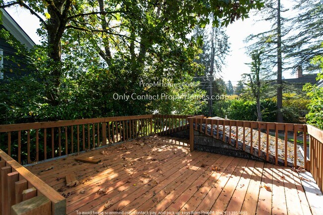 Building Photo - 3732 SW Council Crest Dr
