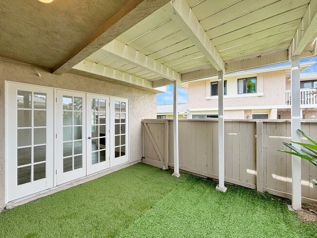 Building Photo - Beautiful 3BD/2.5BA Condo Located in Unive...
