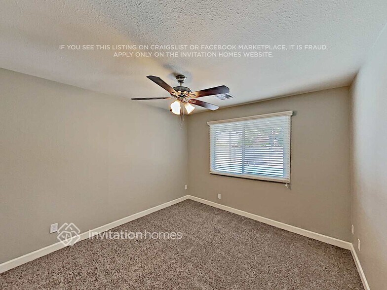 Building Photo - 2440 E Manhatton Dr
