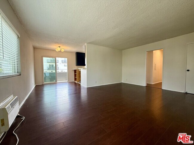 Building Photo - 6350 Willoughby Ave