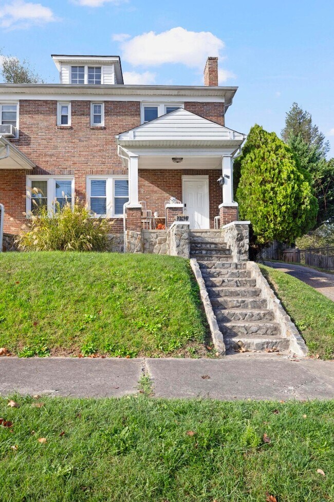 Building Photo - 724 Holston St