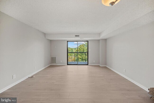 Building Photo - 3800 Powell Ln