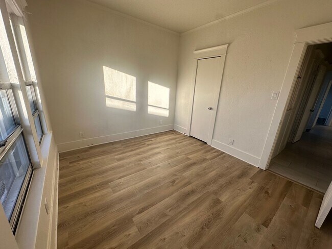 Building Photo - UPGRADED 4 BEDROOM NEAR DRAKE PARK!
