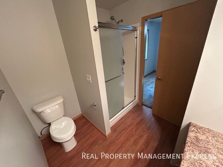 Building Photo - Charming 2-bedroom 2-bathroom home