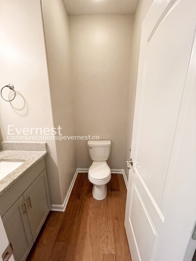 Building Photo - Charming Modern Home / 5 beds 3.5 baths / Garage attached / Fenced-Yard / Available now!